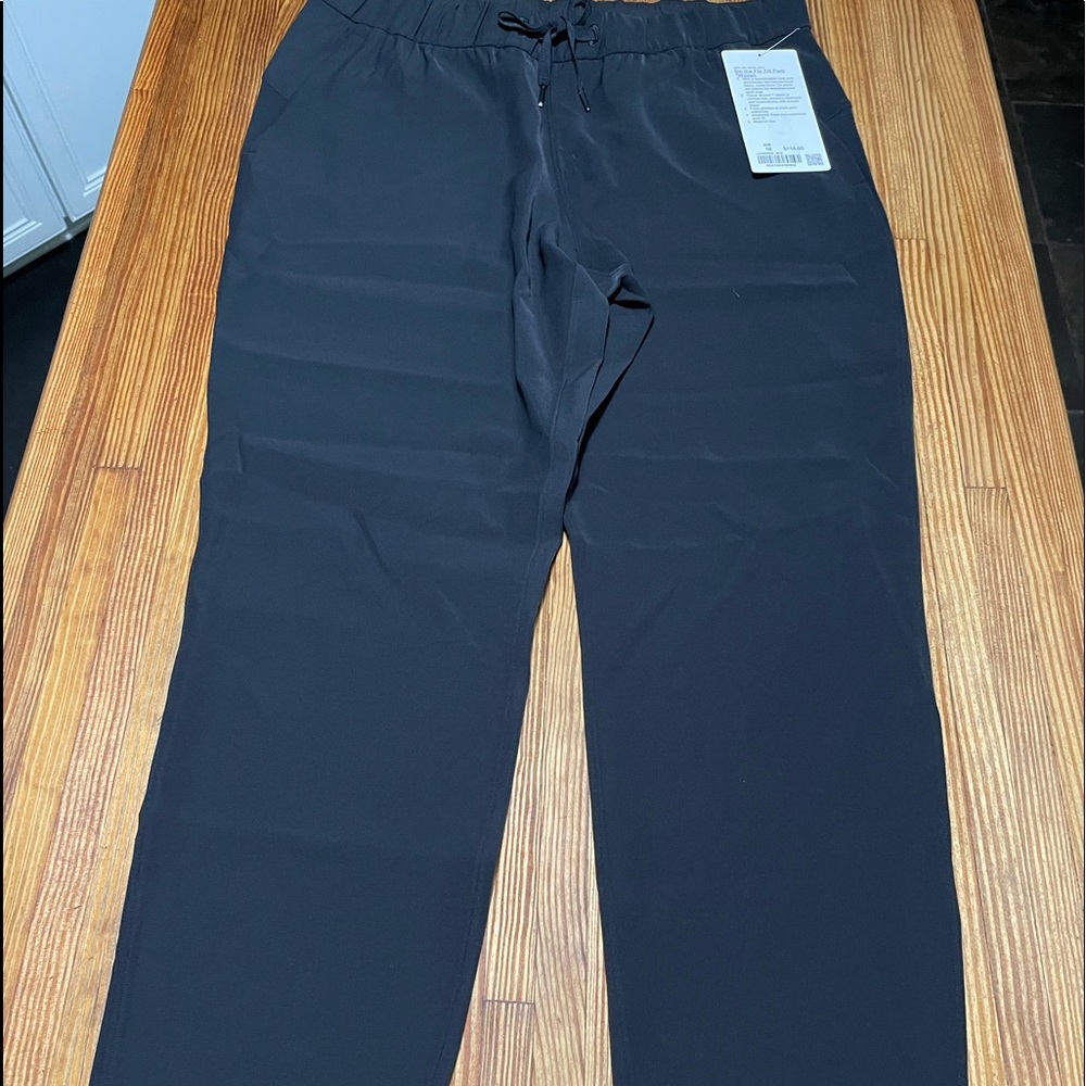 Lululemon 7/8 Woven Black On the Fly Pant